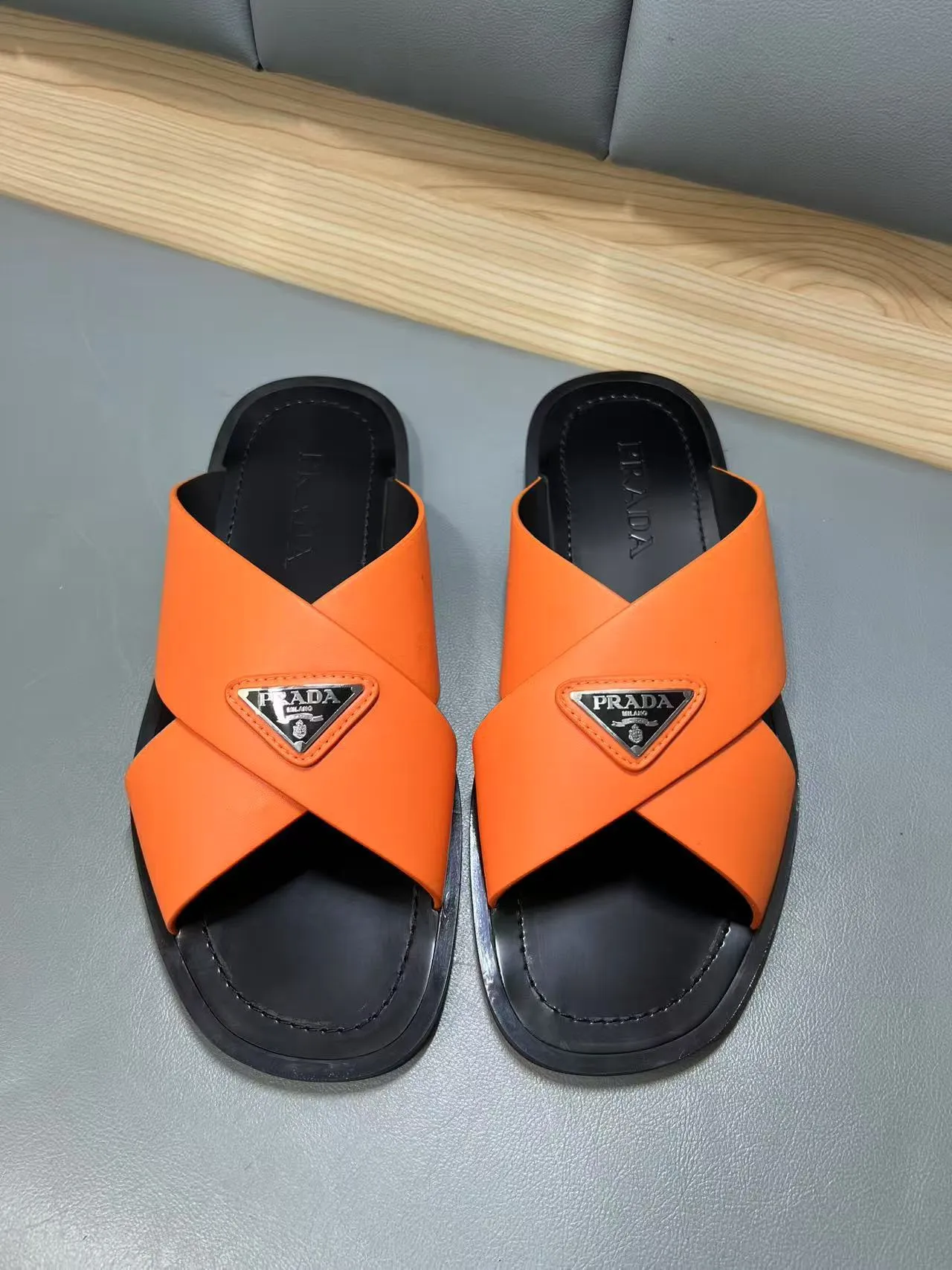 340💰PRADA Prada’s latest slippers are synchronized with the official website. This slipper is made of the brand’s unique and iconic Saffiano leather. The brand logo jumps out from the double straps, and the brand style is clearly visible. Cowhide gives men elegant charm and functional design, making it an ideal choice for vacation and leisure. Size:38-45